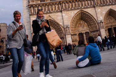 Fransa. Paris - 1 Ekim 2016: Cathedrale Notre Dame de Paris ziyaret turistler en ünlü katedral (1163-1345) Cite adanın yarısı Doğu üzerinde olduğunu.