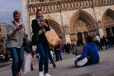 Fransa. Paris - 1 Ekim 2016: Cathedrale Notre Dame de Paris ziyaret turistler en ünlü katedral (1163-1345) Cite adanın yarısı Doğu üzerinde olduğunu.
