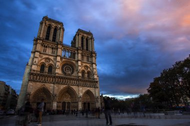 Notre Dame Katedrali Paris, Fransa'da günbatımı zamanında alacakaranlıkta