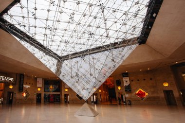 Paris, Fransa - 02 Ekim 2016: Louvre girişi. Ziyaret edin