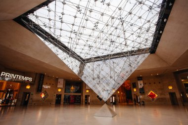 Paris, Fransa - 02 Ekim 2016: Louvre girişi. Ziyaret edin