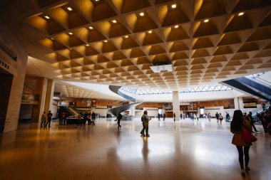 Paris, Fransa - 02 Ekim 2016: Louvre girişi. Ziyaret edin