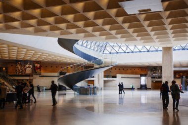 Paris, Fransa - 02 Ekim 2016: Louvre girişi. Ziyaret edin