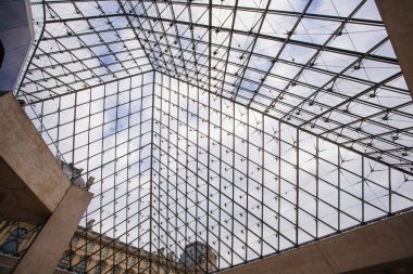 Paris, Fransa - 02 Ekim 2016: Louvre girişi. Ziyaret edin