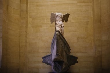 Paris, Fransa - 2 Ekim 2016: Samothrace, kanatlı zaferi c