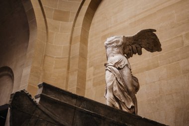 Paris, Fransa - 2 Ekim 2016: Samothrace, kanatlı zaferi c