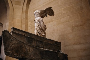 Paris, Fransa - 2 Ekim 2016: Samothrace, kanatlı zaferi c