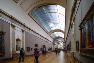 Paris, Fransa - 2 Ekim 2016: Turist ziyaret Sanat Galerisi t