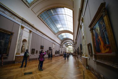 Paris, Fransa - 2 Ekim 2016: Turist ziyaret Sanat Galerisi t