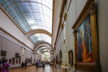 Paris, Fransa - 2 Ekim 2016: Turist ziyaret Sanat Galerisi t