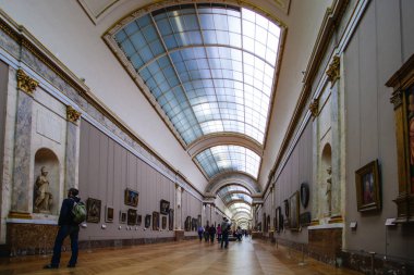 Paris, Fransa - 2 Ekim 2016: Turist ziyaret Sanat Galerisi t