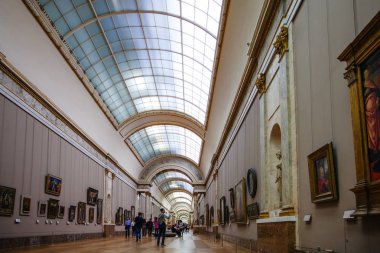 Paris, Fransa - 2 Ekim 2016: Turist ziyaret Sanat Galerisi t