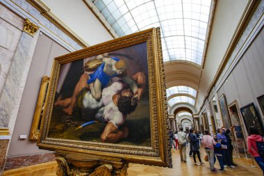 Paris, Fransa - 2 Ekim 2016: Turist ziyaret Sanat Galerisi t