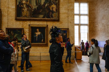 Paris, Fransa - 2 Ekim 2016: Turist ziyaret Sanat Galerisi t