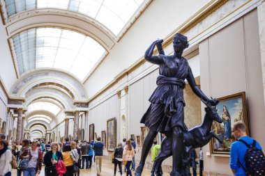 Paris, Fransa - 2 Ekim 2016: Turist ziyaret Sanat Galerisi t