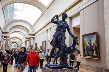 Paris, Fransa - 2 Ekim 2016: Turist ziyaret Sanat Galerisi t