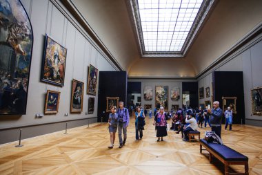 Paris, Fransa - 2 Ekim 2016: Turist ziyaret Sanat Galerisi t