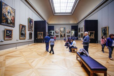 Paris, Fransa - 2 Ekim 2016: Turist ziyaret Sanat Galerisi t