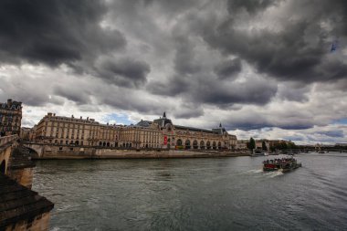 Paris, Fransa, 2 Ekim 2016: Köprü ve S yakınındaki binalar