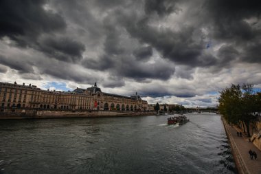 Paris, Fransa, 2 Ekim 2016: Köprü ve S yakınındaki binalar