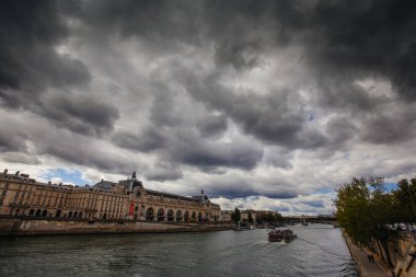 Paris, Fransa, 2 Ekim 2016: Köprü ve S yakınındaki binalar