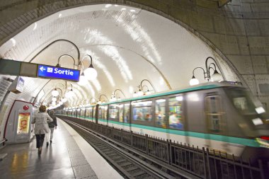 Paris, Fransa Paris Metro iç 30 Eylül 2016. Moskova sonra Avrupa'nın ikinci en işlek metro sistemi olduğunu.