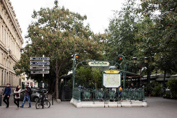 Paris Francja Października 2016 Cite Metro Station Który Zachował Oryginalny — Zdjęcie stockowe