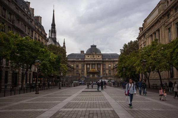 Paris Francja Października 2016 Turystów Odwiedza Pałac Sprawiedliwości Paryżu Pochmurny — Zdjęcie stockowe