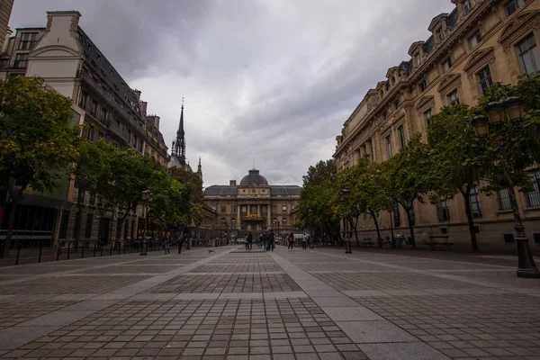 Paris France October 2016 Tourists Visit Palace Justice Paris Cloudy — Stock Photo, Image