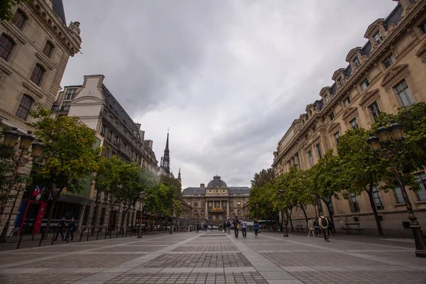 Paris, Fransa - 1 Ekim 2016: Bulutlu ve yağmurlu bir günde Paris Adalet Sarayı turist ziyaret edin.