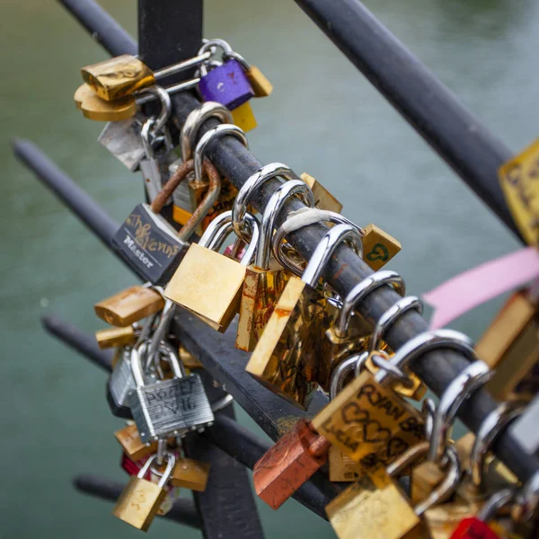 Paris, Fransa-1 Ekim 2016: aşk asma kilitler, Paris Pont de l'Archevche. Sonsuza kadar aşk kilitleri çiftler sevgi dolu binlerce sembolize.