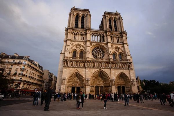 Franciaország Párizs 2016 Október Turisták Cathédrale Notre Dame Paris Van — Stock Fotó