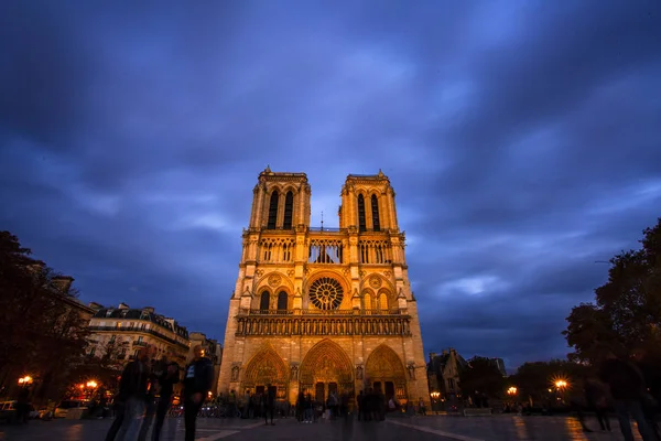 在晚上 法国的巴黎圣母院 — 图库照片