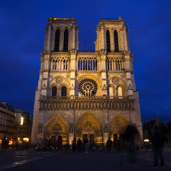 在晚上 法国的巴黎圣母院 — 图库照片