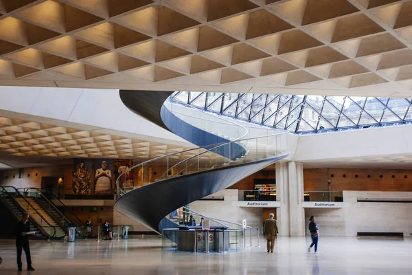 Paris, França - 02 de outubro de 2016: Entrada no Louvre. Visita — Fotografia de Stock