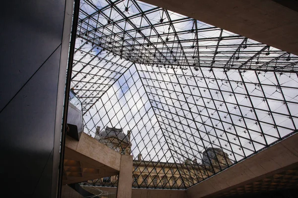 Paris, França - 02 de outubro de 2016: Entrada no Louvre. Visita — Fotografia de Stock