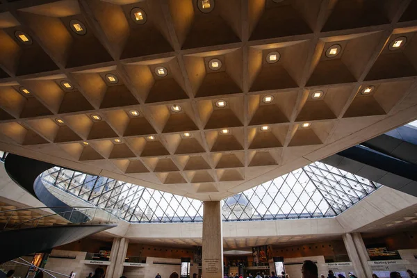 Paris, França - 02 de outubro de 2016: Entrada no Louvre. Visita — Fotografia de Stock