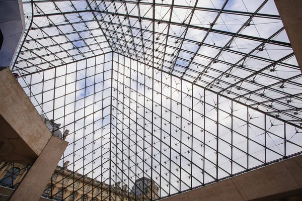 Paris, França - 02 de outubro de 2016: Entrada no Louvre. Visita — Fotografia de Stock