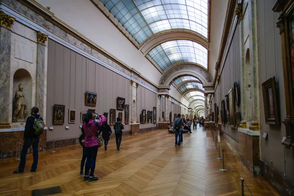 París, Francia - 2 de octubre de 2016: Los turistas visitan la galería de arte en t — Foto de Stock