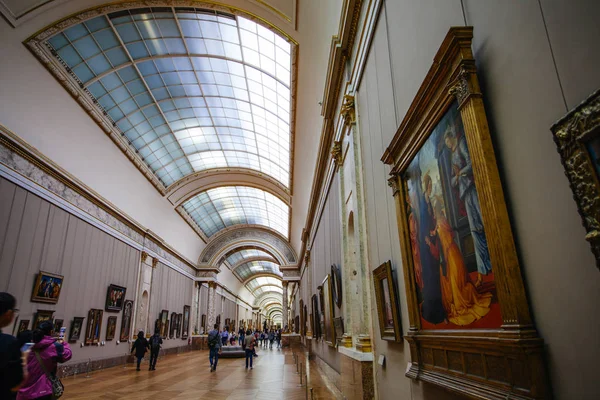 Paris, França - 2 de outubro de 2016: Turistas visitam galeria de arte em — Fotografia de Stock