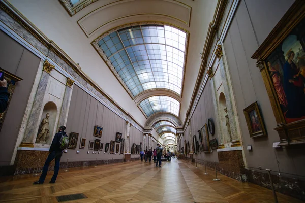 Parigi, Francia - 2 ottobre 2016: I turisti visitano la galleria d'arte in t — Foto Stock