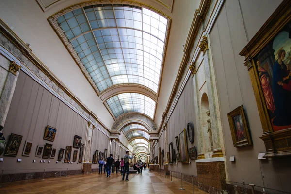 París, Francia - 2 de octubre de 2016: Los turistas visitan la galería de arte en t —  Fotos de Stock