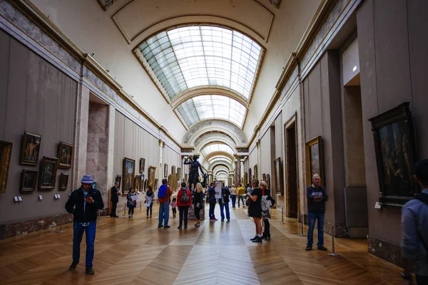 Paris, França - 2 de outubro de 2016: Turistas visitam galeria de arte em — Fotografia de Stock