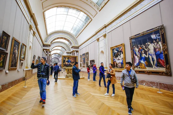 Paris, França - 2 de outubro de 2016: Turistas visitam galeria de arte em — Fotografia de Stock