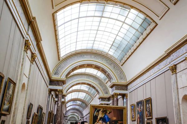 Paris, Frankrijk - 2 oktober 2016: De galerie van de kunst van de bezoeken van de toeristen in t — Stockfoto