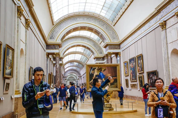 Paris, França - 2 de outubro de 2016: Turistas visitam galeria de arte em — Fotografia de Stock