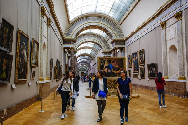 Paris, France - 2 octobre 2016 : Les touristes visitent la galerie d'art de t — Photo