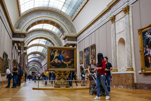 París, Francia - 2 de octubre de 2016: Los turistas visitan la galería de arte en t — Foto de Stock