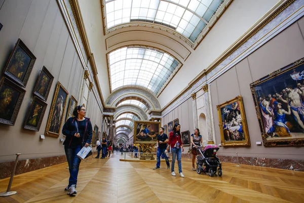 Paris, França - 2 de outubro de 2016: Turistas visitam galeria de arte em — Fotografia de Stock