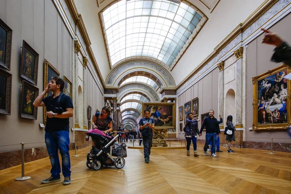 Paris, França - 2 de outubro de 2016: Turistas visitam galeria de arte em — Fotografia de Stock